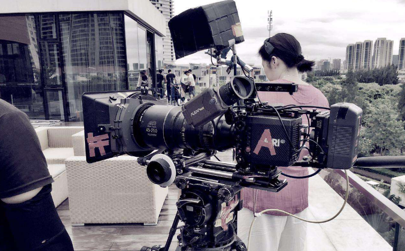 深圳企業(yè)宣傳片拍攝運(yùn)動(dòng)構(gòu)圖現(xiàn)場(chǎng)作業(yè)圖